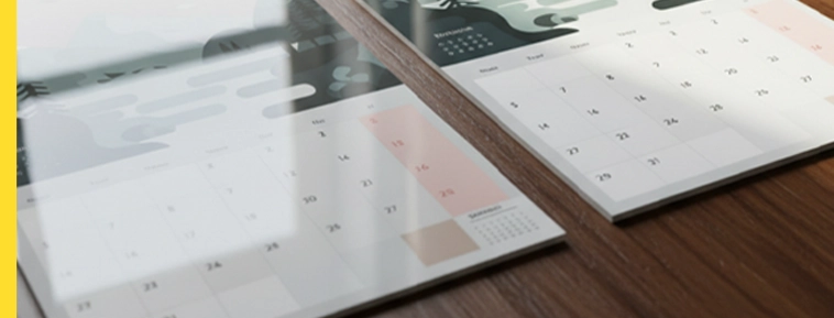 Keskelle spiraalilla sidotut seinäkalenterit