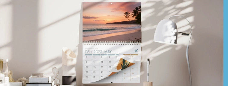 Keskelle spiraalilla sidotut seinäkalenterit